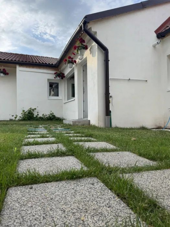 Casa 3 camere, 2 bai, acces dublu in curte, zona Tractorului