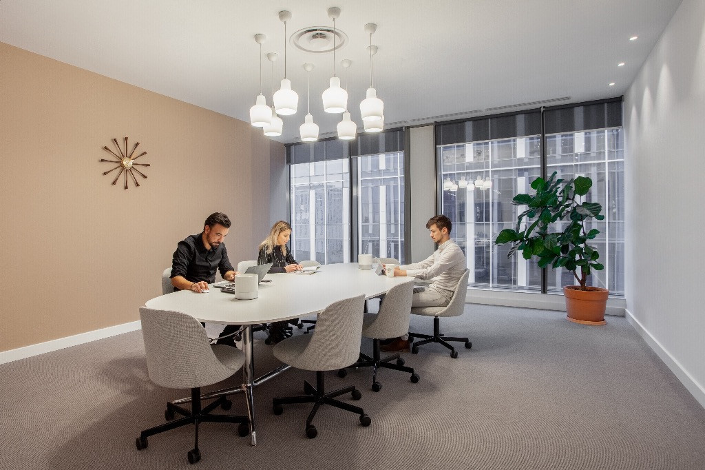 Birouri ce pot fi personalizate pentru 4 persoane în Spaces Expo