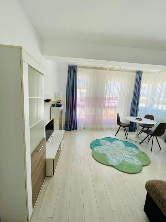 Garsonieră spațioasă cu bucătărie separată și balc...