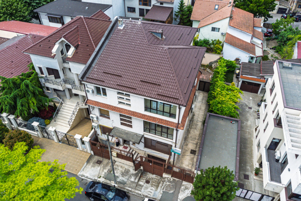 Vilă tip bloc 12 camere, 2 garaje 2 boxe zona Tomis 1 Flăm