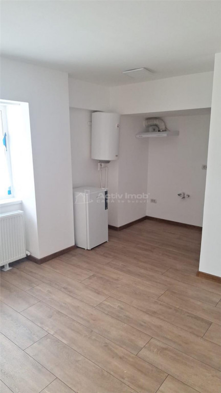 Camera renovata total 21 mp in bloc apartamente