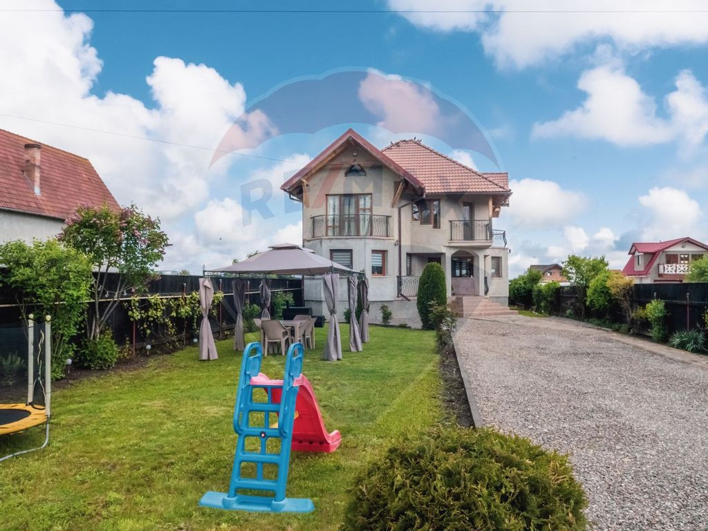 Locuință spațioasă, teren generos, construcție solid...