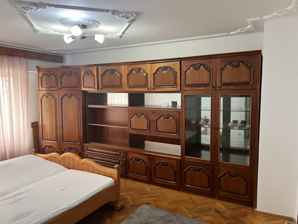 Ap 2 camere decomandate et 2 zona garii ,balcon, pivnita