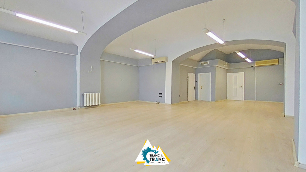 Spațiu comercial de închiriat cu 3 camere pe Bulevardul Revoluției