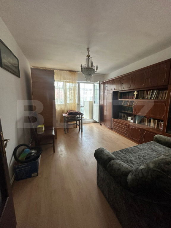 Apartament 2 camere decomandate, 2 balcoane, etaj 1, zona Vl