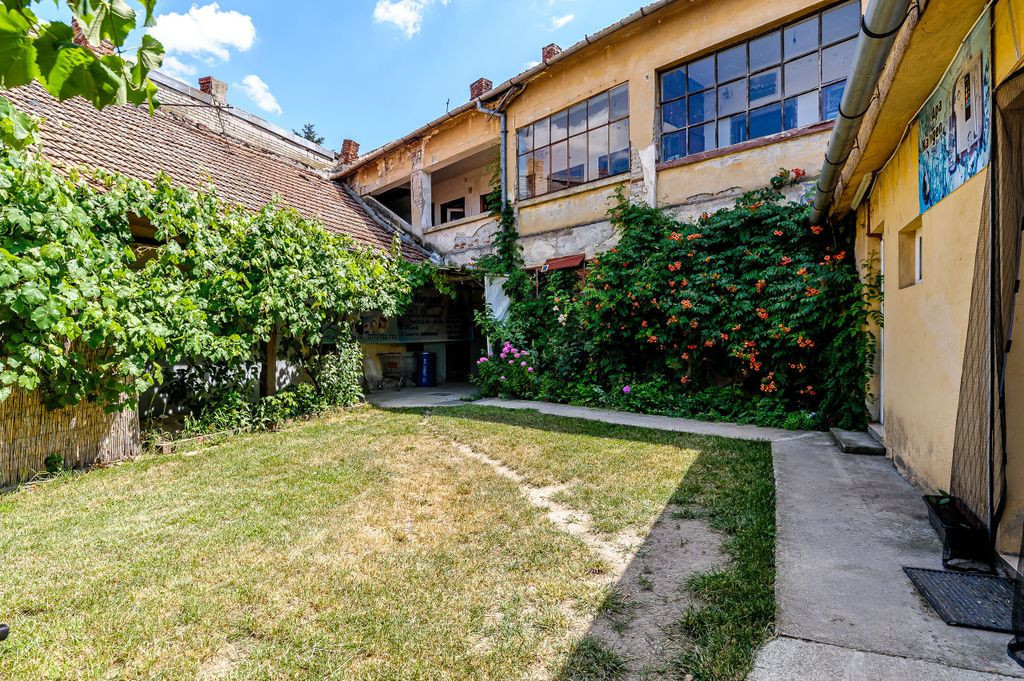 Clădire S+P+1E cu teren 1.015 mp in zona Poliției Rutie...