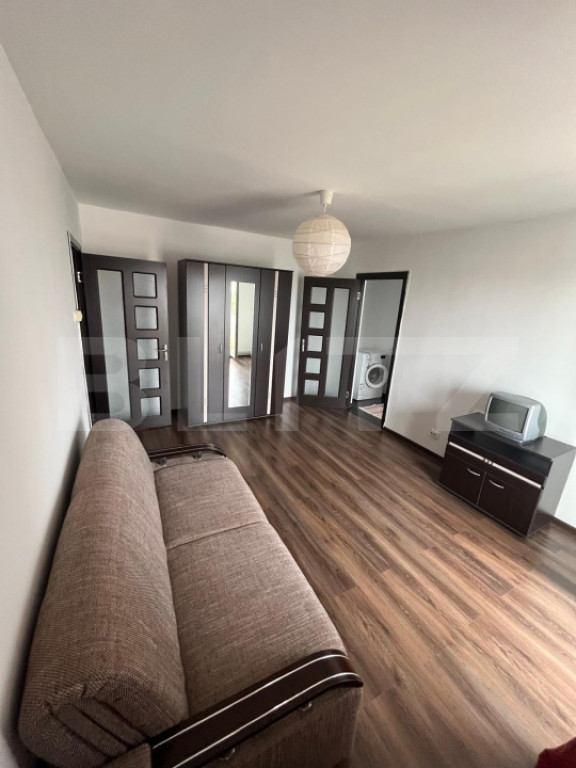 Apartament cu 3 camere, decomandat, zona micro 2