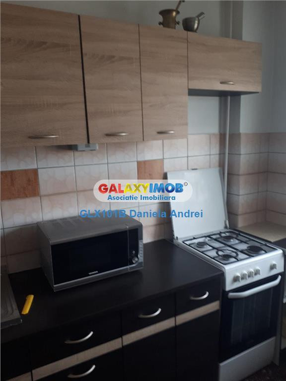 De :APARTAMENT 2 CAMERE, bloc 1985, Piata Victoriei 160000 e