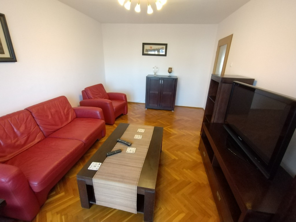 INCHIRIEZ apartament 4 camere decomandat,renovat,zona Strand