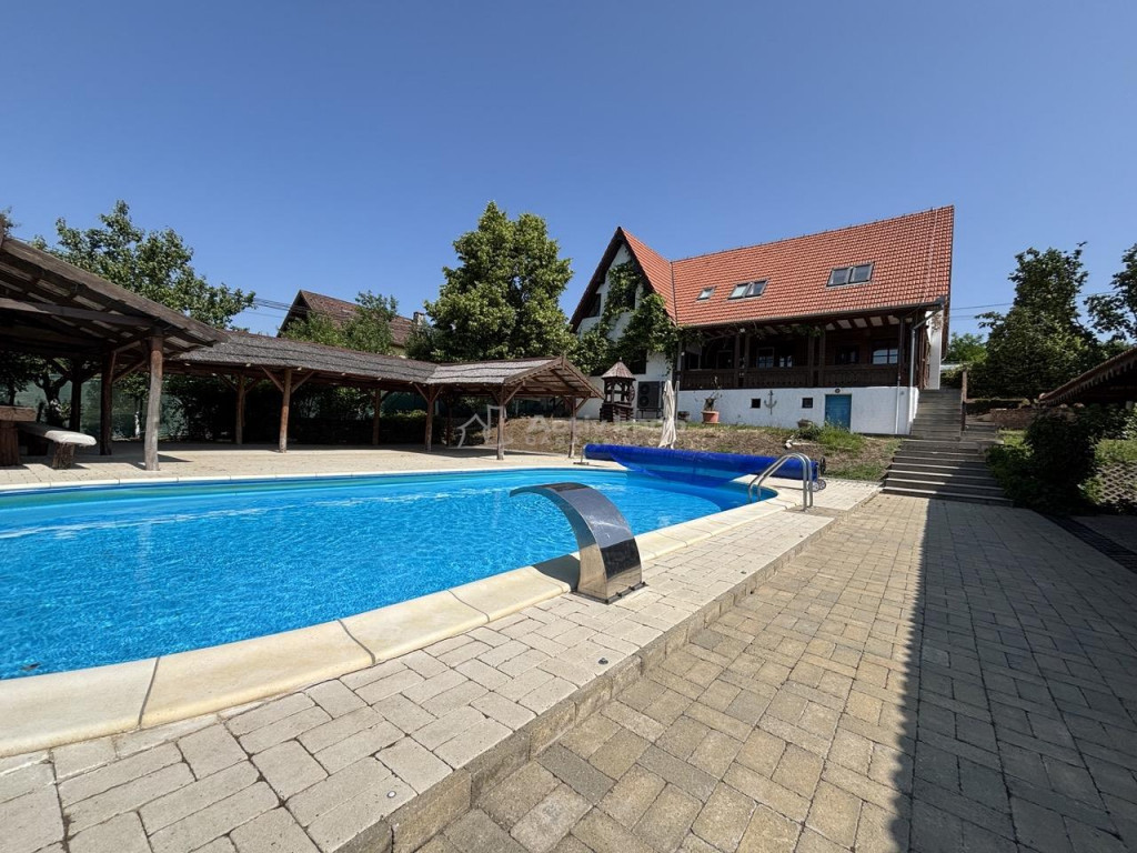 Proprietate exclusiva pe malul lacului Paleu - teren 2300 mp