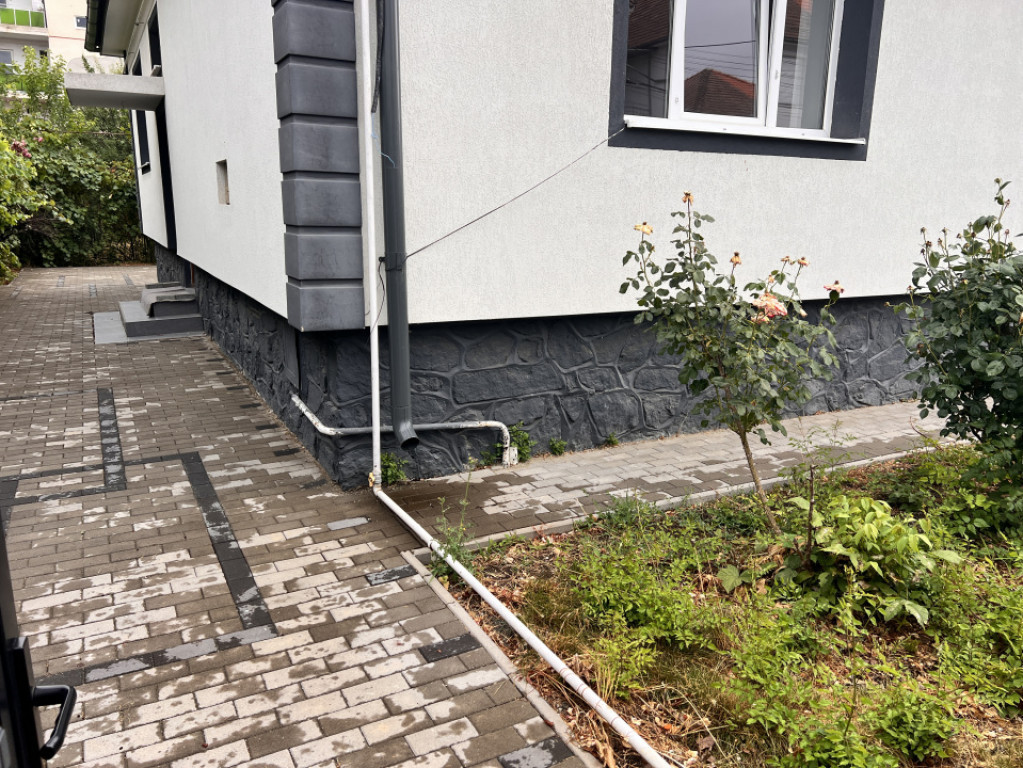 Casă cu 2 camere și garsonieră separată la curte în zon