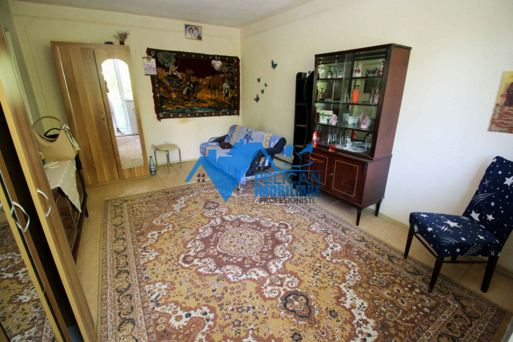 Zona Pelican, 3 camere, decomandat, etajul 2