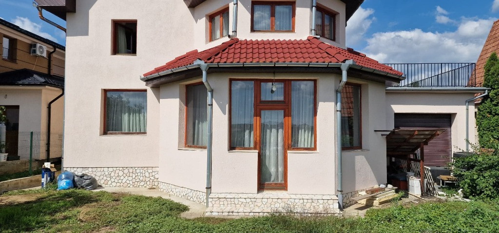 Casa de vanzare, Sanmartin la intrarea in localitate