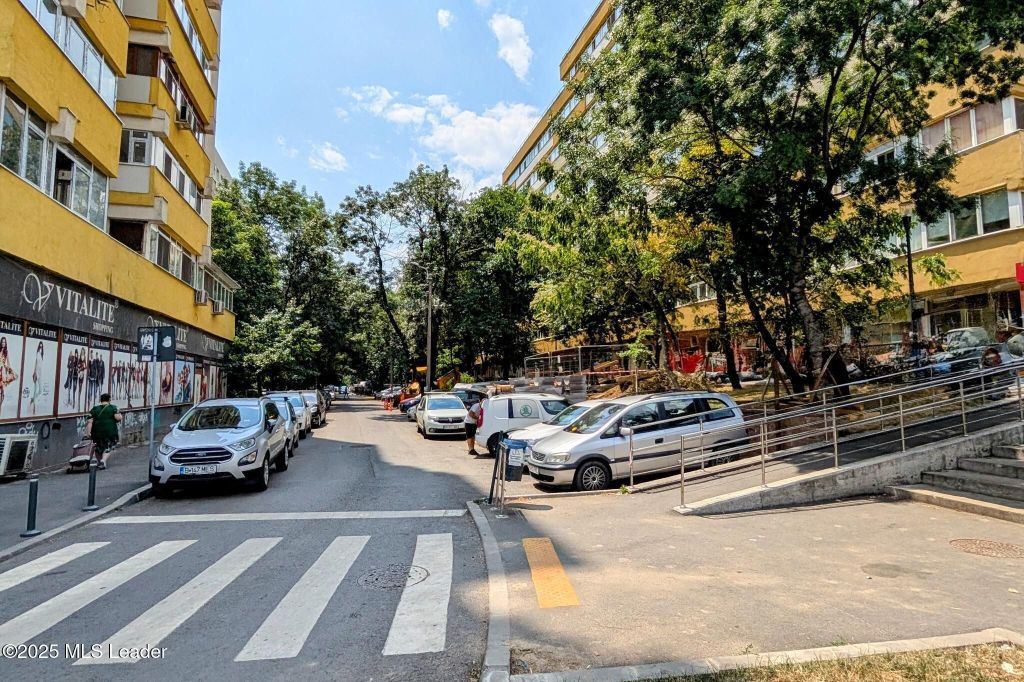 Doamna Ghica - Pasaj, 3 camere 70 mp, etaj 2, decomandat,...