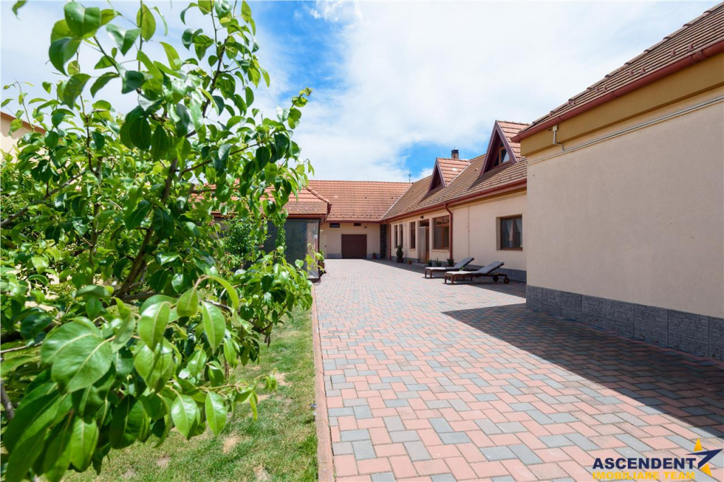 Resedinta cu:foisor,2 garaje, crama tip restaurant garsonier