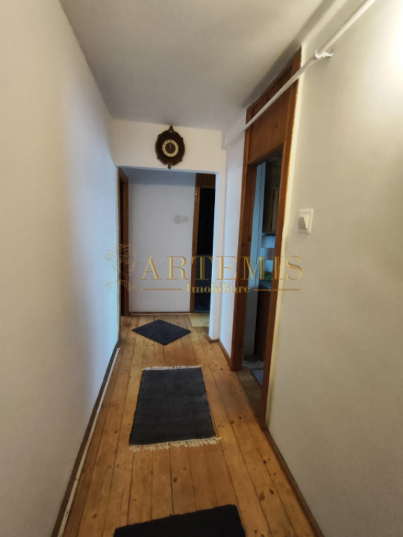 Apartament de 2 camere, decomandat, 49.5 mp., zona Primaveri