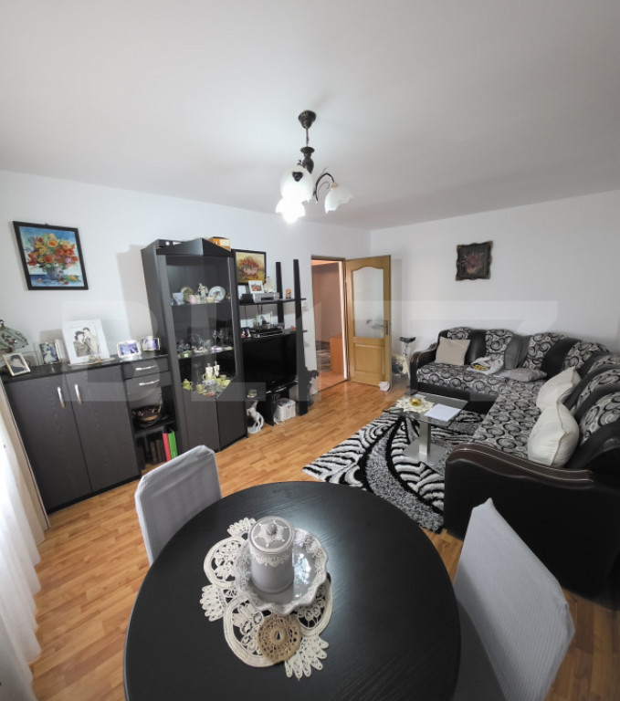 Apartament spațios, de vanzare, cu 4 camere, zona Han