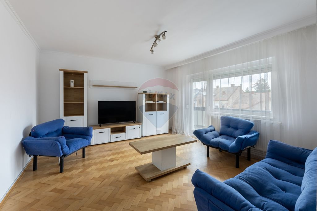Apartament cu 3 camere spațios și luminos, decomandat.