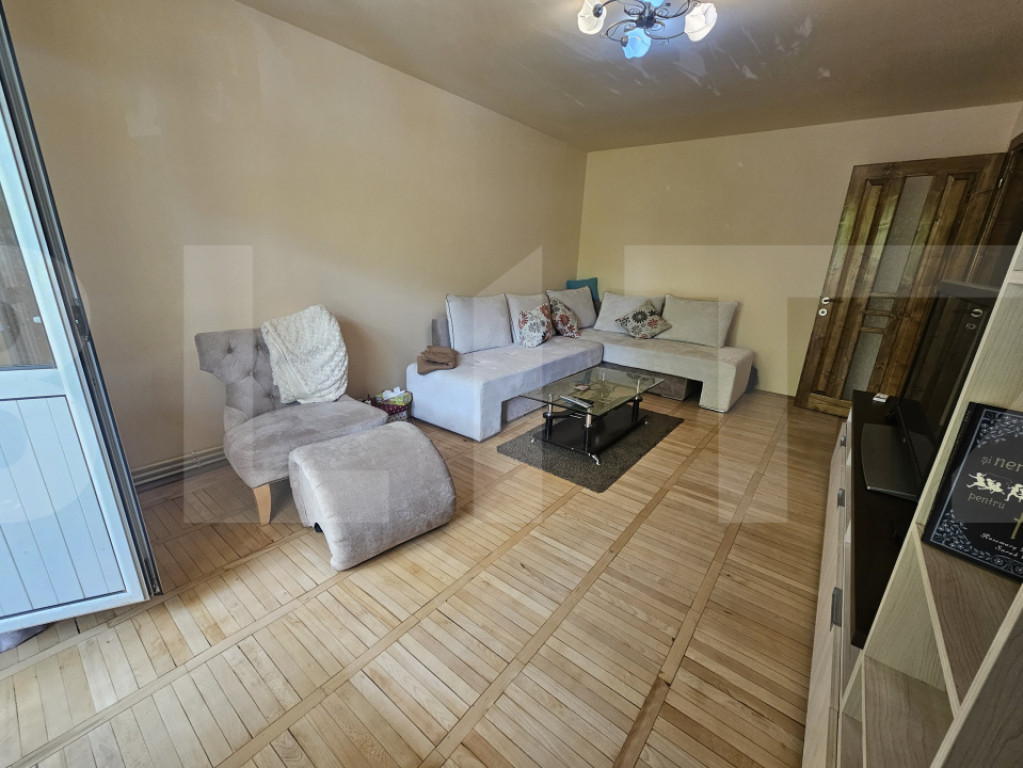 Apartament de vanzare, cu 4 camere, 77 mp, zona Soarelui