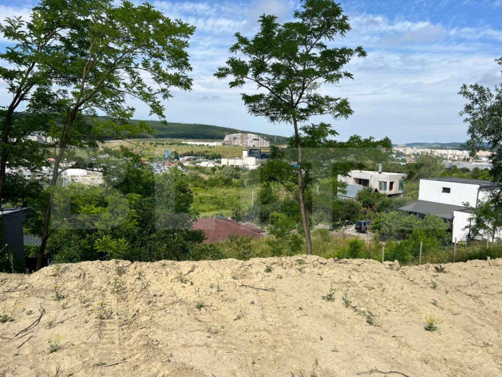 Vând teren 2100 mp, Corunca – zonă superbă cu vedere pa