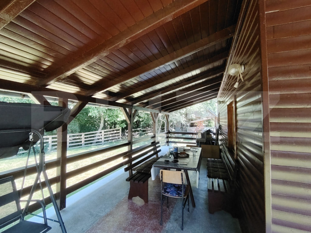 Casă de lemn cu dotări moderne la Campu Cetatii, comision