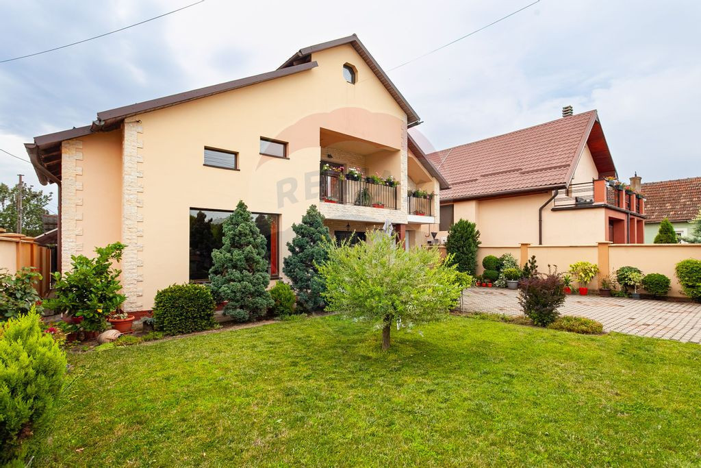 Casă primitoare de vânzare în localitatea Lipova