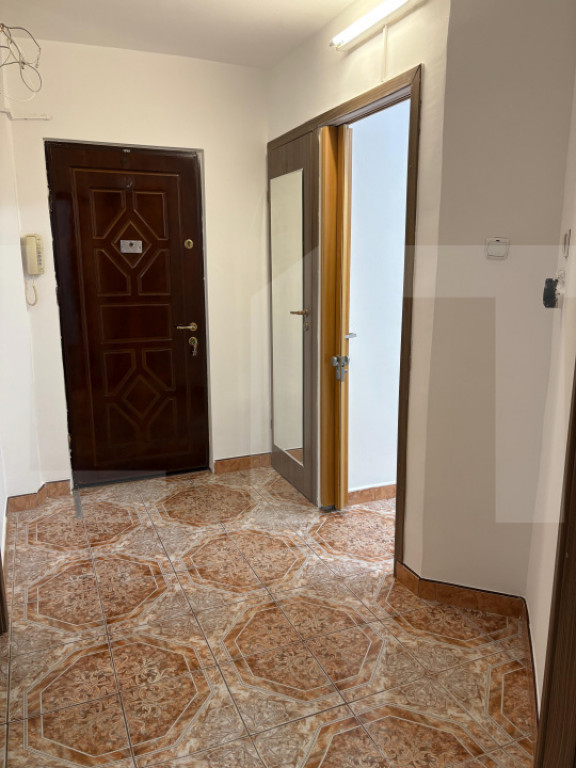 Apartament spațios cu 4 camere, 2 băi și cămară, zona