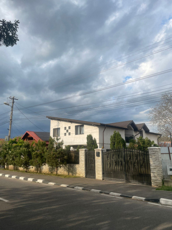 Casă spațioasă, complet mobilată, cu teren generos – F