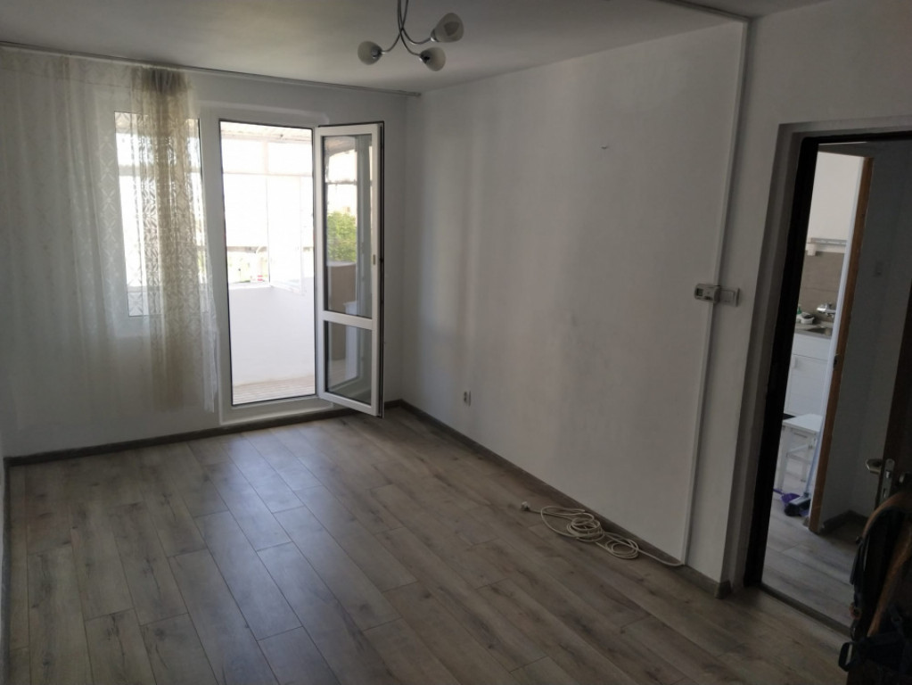 Garsoniera decomandata 33 mp, Astra