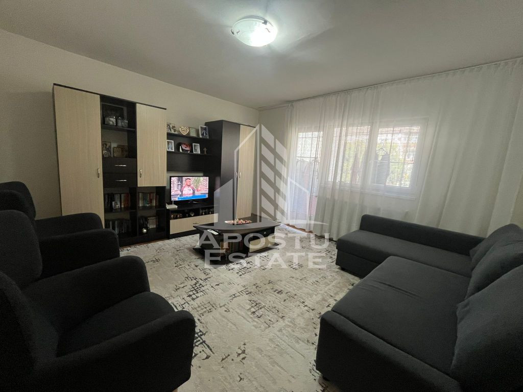 Apartament cu 3 camere, 2 bai, decomandat, etajul 2, cent...