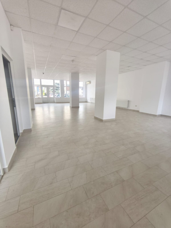 Spatiu comercial de inchiriat, parter, 153mp open space, Rad