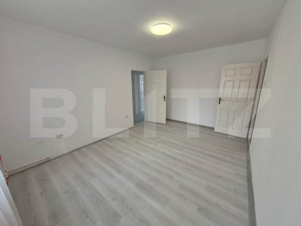 Apartament renovat cu terasă și priveliște superbă –
