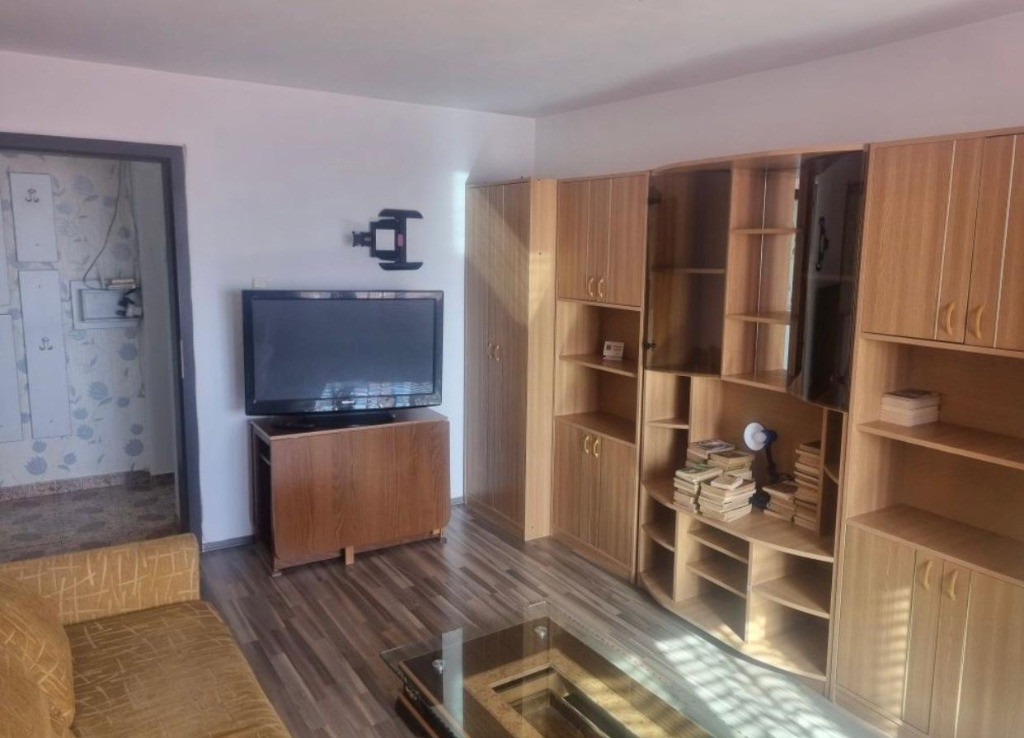 Apartament 3 camere, decomandat - zona Vlahuta