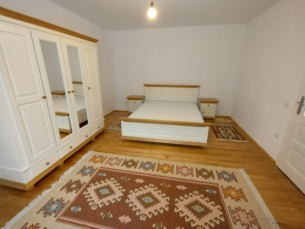 INCHIRIEZ casa 2 camere,recent renovata,cu garaj,zona Lazaret