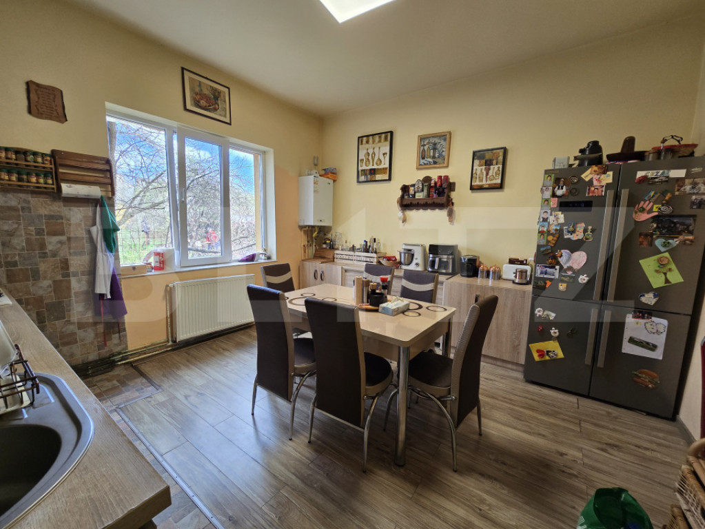 Apartament in casa 100 mp, 3 camere, teren 260mp, zona Dambu