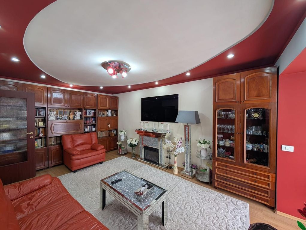 De Vânzare Apartament 4 Camere, Decomandat, 2 Băi, Șos...