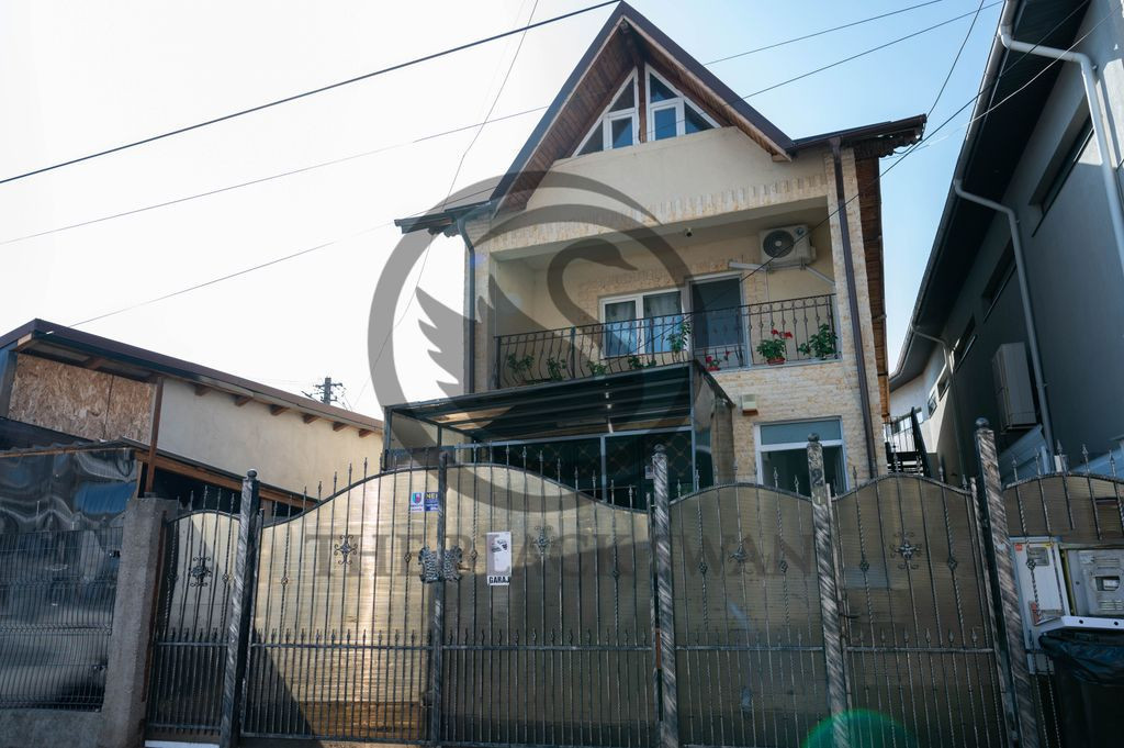 Casa cu 5 camere de vanzare | Zona Ultracentral, Baicoi |...