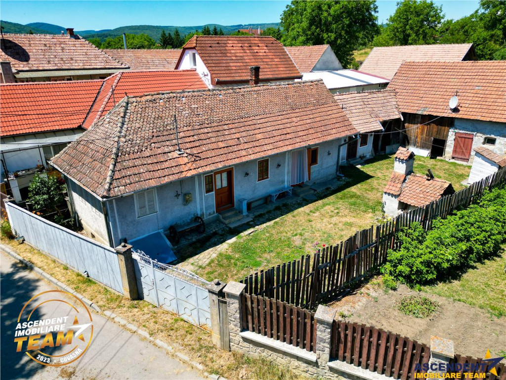 Casa traditionala din lemn, cu sura din piatra, Arcus, Covas