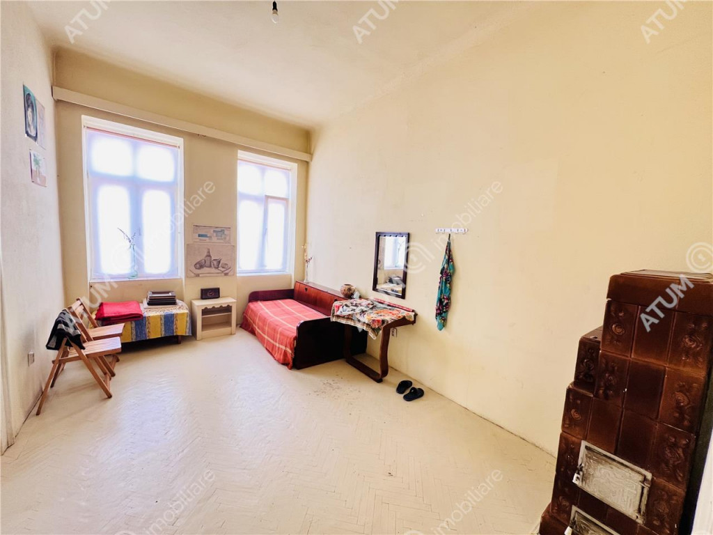 Apartament la casa cu 3 camere pivnita zona ultracentrala Si