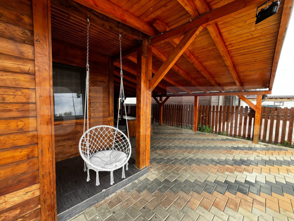 Cabană cu 3 dormitoare, 3 băi, terasă și teren de 400 mp