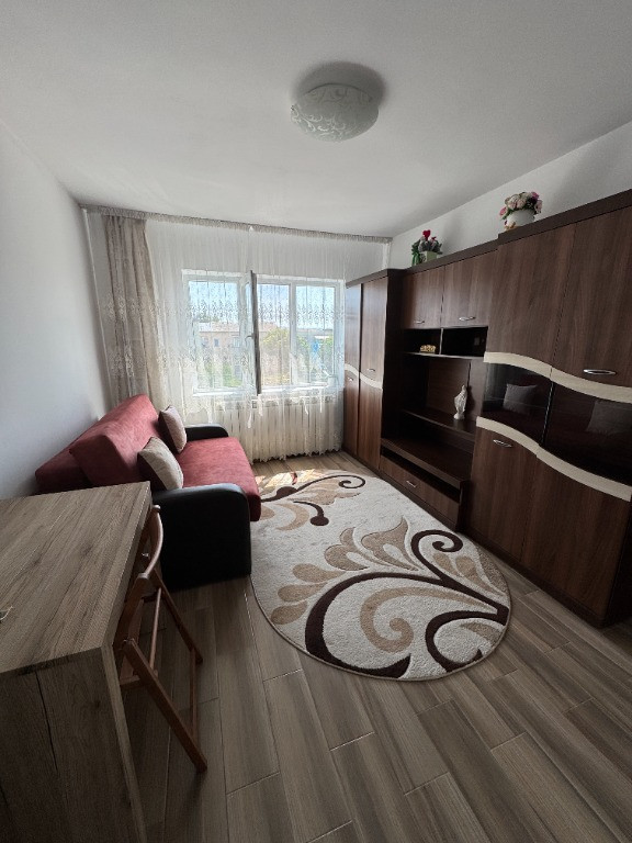 Vand apartament 2 camere zona Politiei