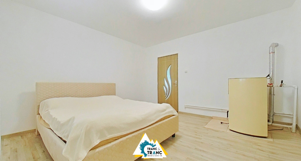 Casă spațioasă cu 3 camere, teren generos și anexe – Curtici, Arad