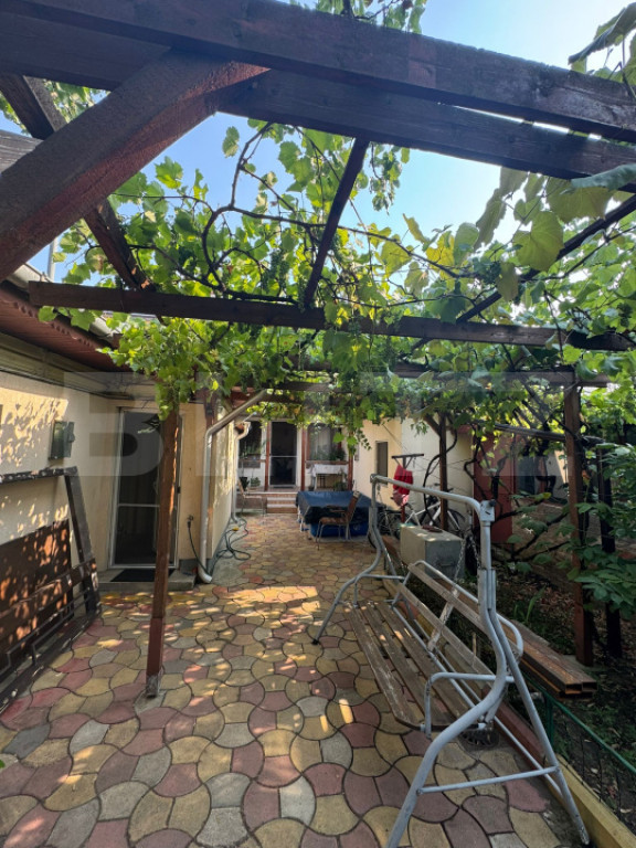 Casa de vanzare, cu 4 camere, zona Sector 5