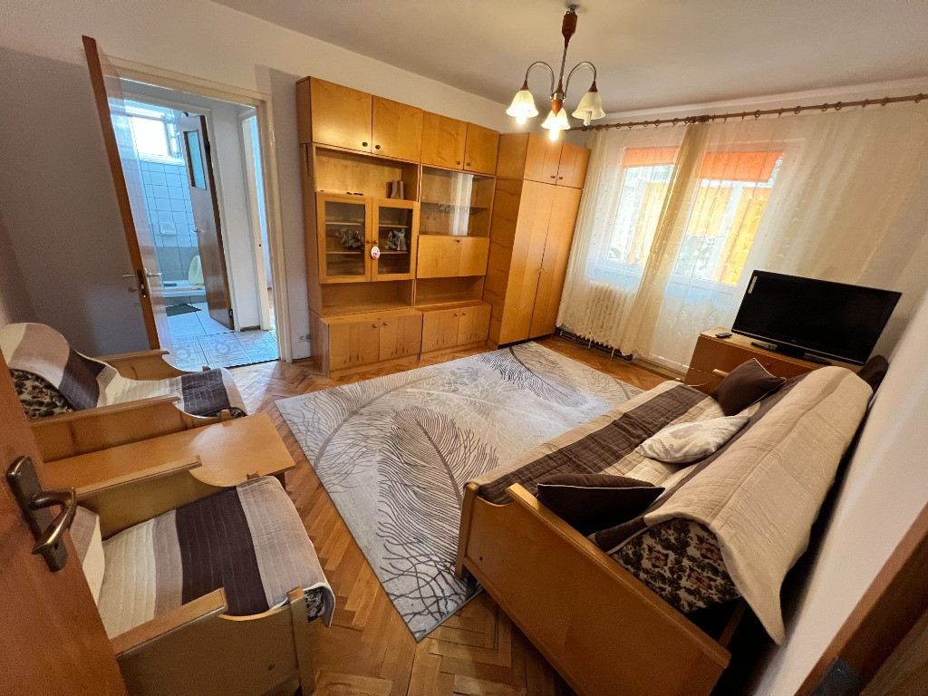 INCHIRIEZ apartament 2 camere semidecomandat,zona Mihai Viteazul