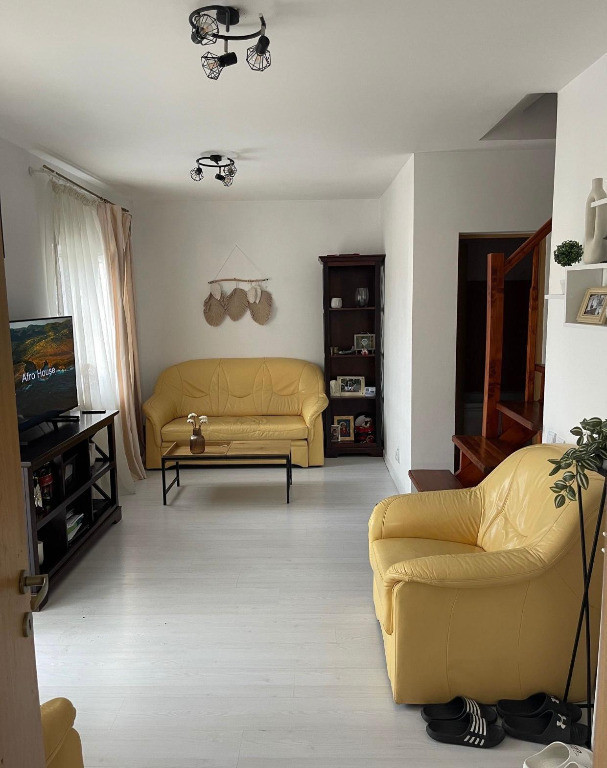Apartament 2 camere, semidecomandat - zona Garii