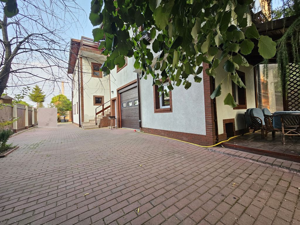 Casa 300mp utili- teren 550mp Sector 4 - Luica Giurgiului...