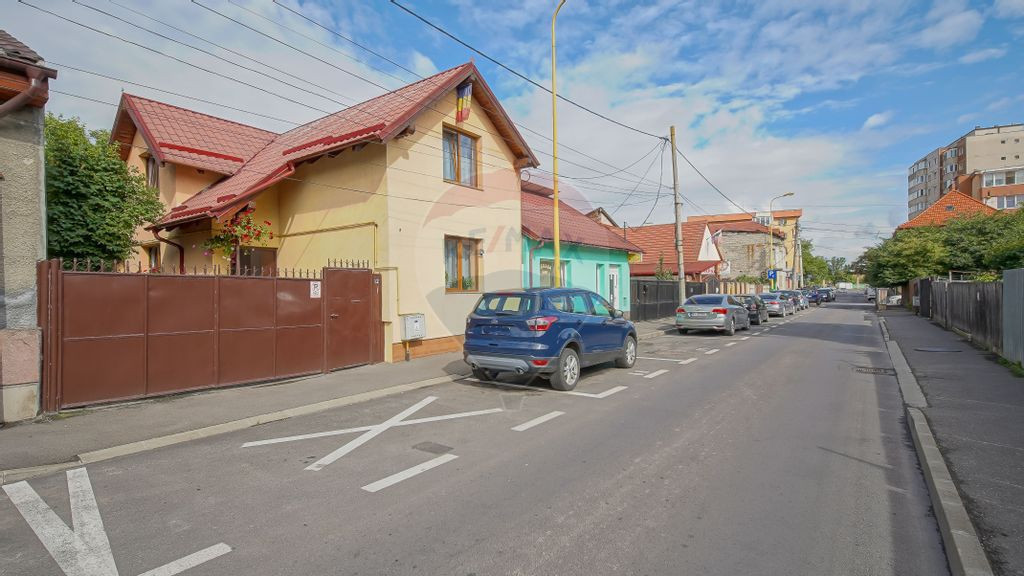 REZERVAT Casă tipică pentru un stil de viață liniști...