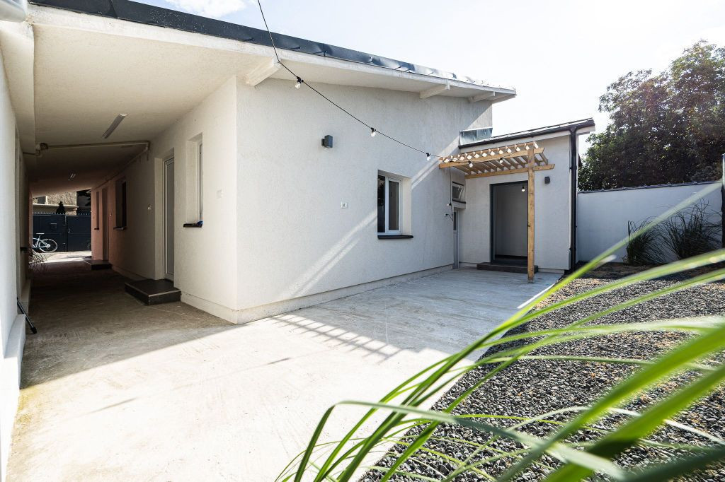 Casă la preț de apartament! Posibilități multiple - 0...