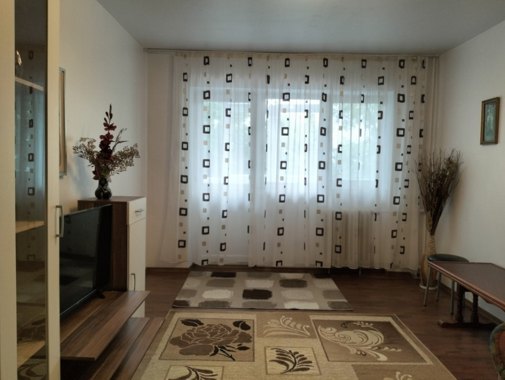 Apartament 2 camere, decomandat, etajul 2/4, Republicii Ploi