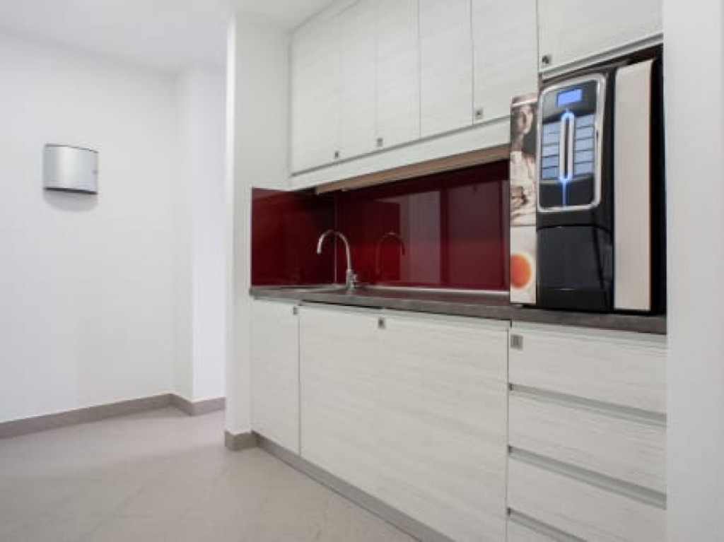 Spațiu de birou privat pentru 3 persoane în Regus Iride Business